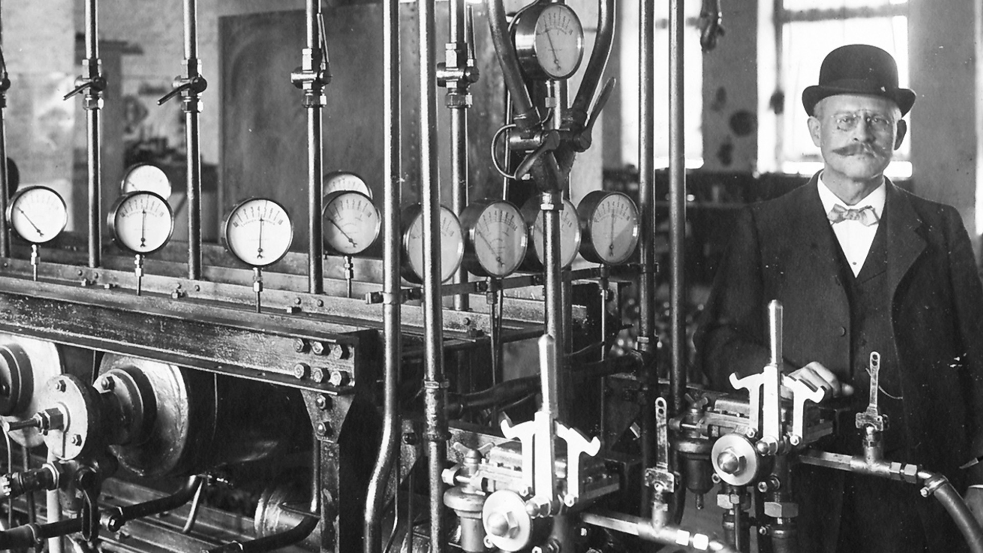 Founder of Knorr Bremse Georg Knorr next to the first air brake