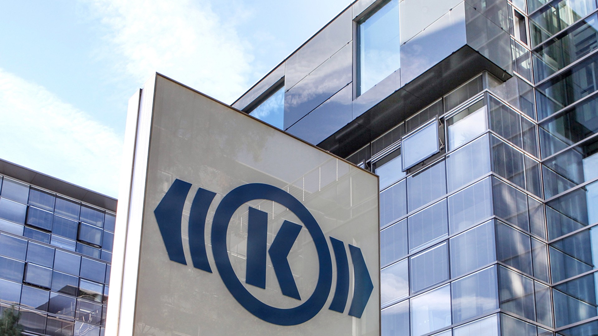 Moderne Architektur mit Knorr-Bremse-Logo an Fassade.